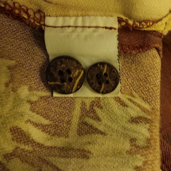 Tommy Bahama Size: L - Hawaiian Brown Florial Button Down - Picture 6 of 6